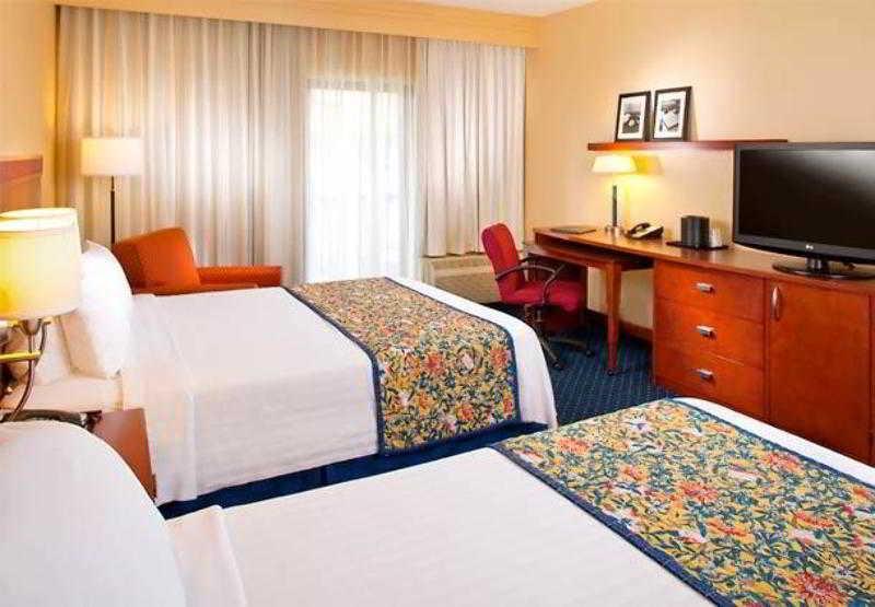 Отель Courtyard By Marriott Memphis Airport Экстерьер фото
