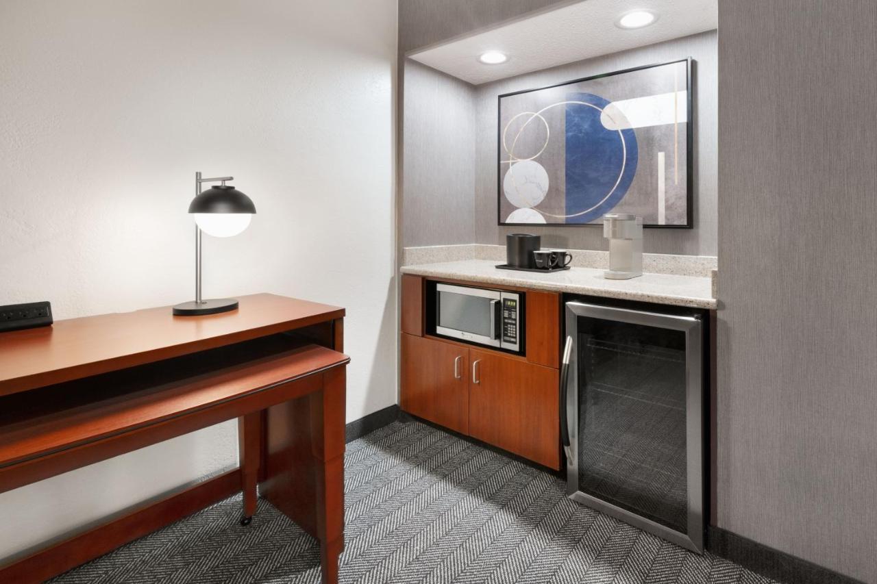 Отель Courtyard By Marriott Memphis Airport Экстерьер фото