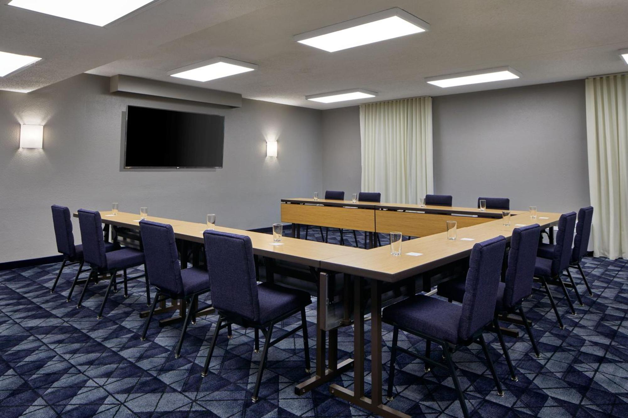 Отель Courtyard By Marriott Memphis Airport Экстерьер фото