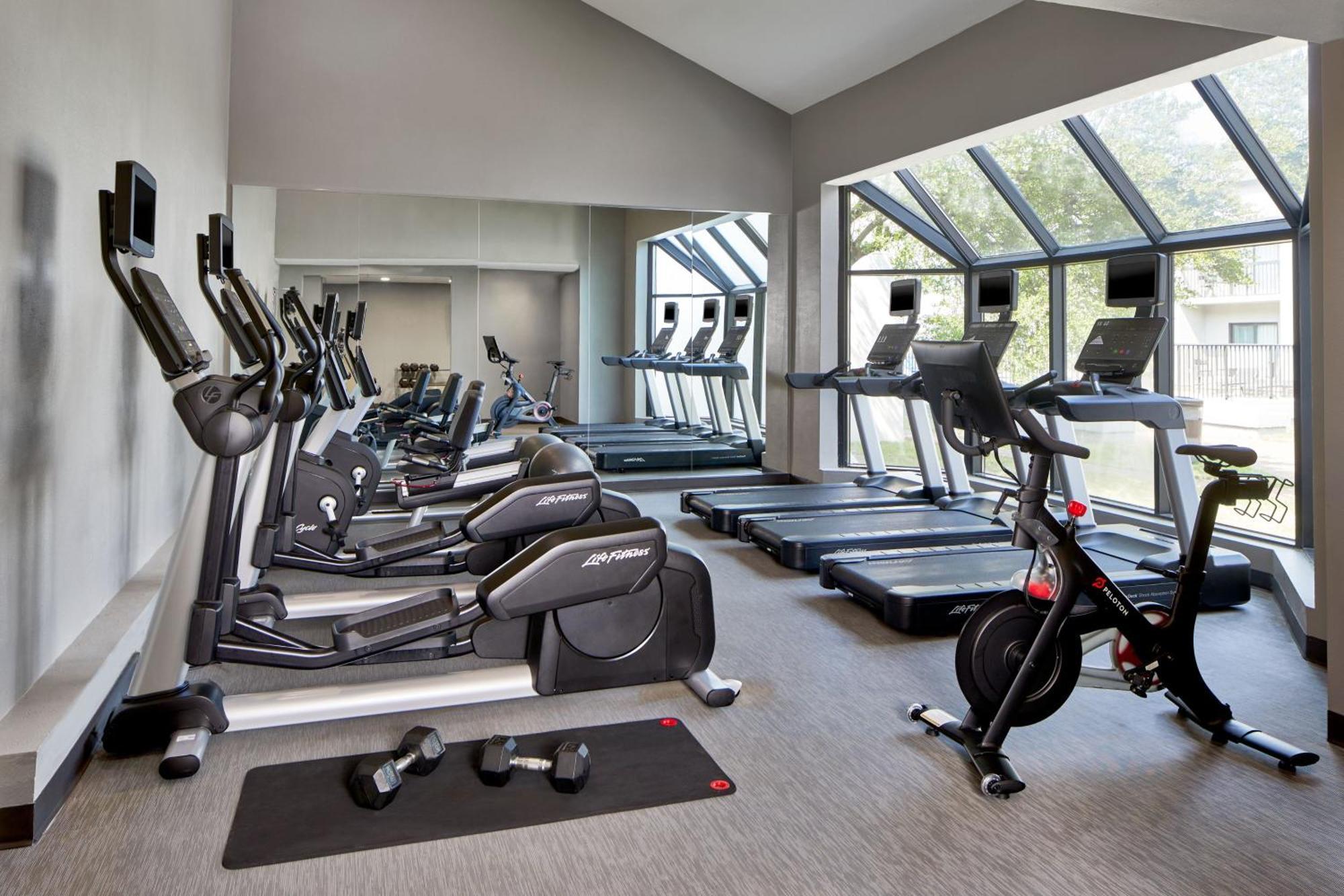 Отель Courtyard By Marriott Memphis Airport Экстерьер фото