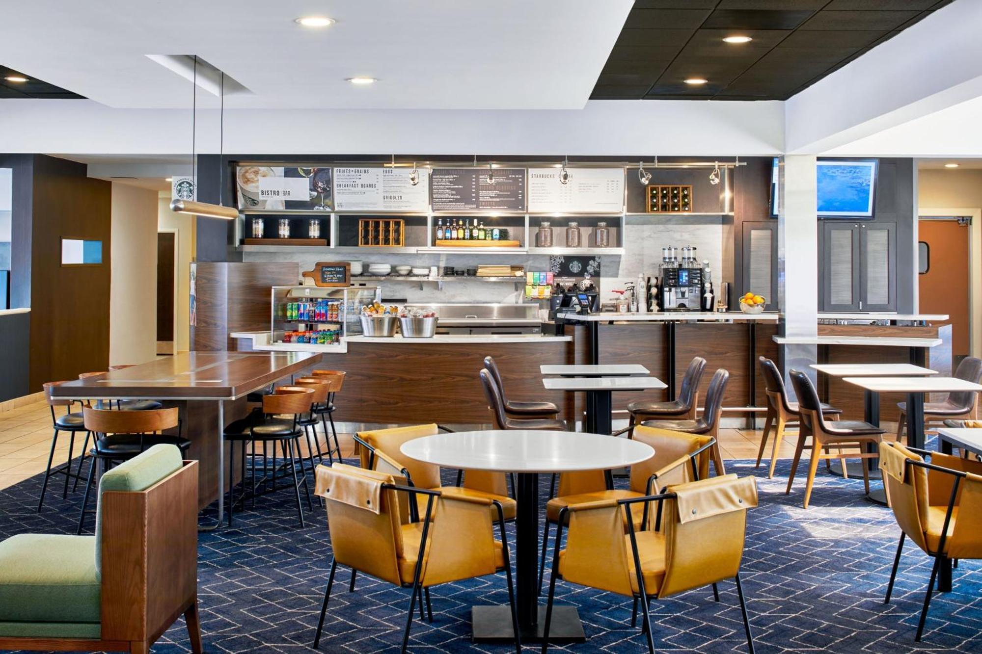 Отель Courtyard By Marriott Memphis Airport Экстерьер фото