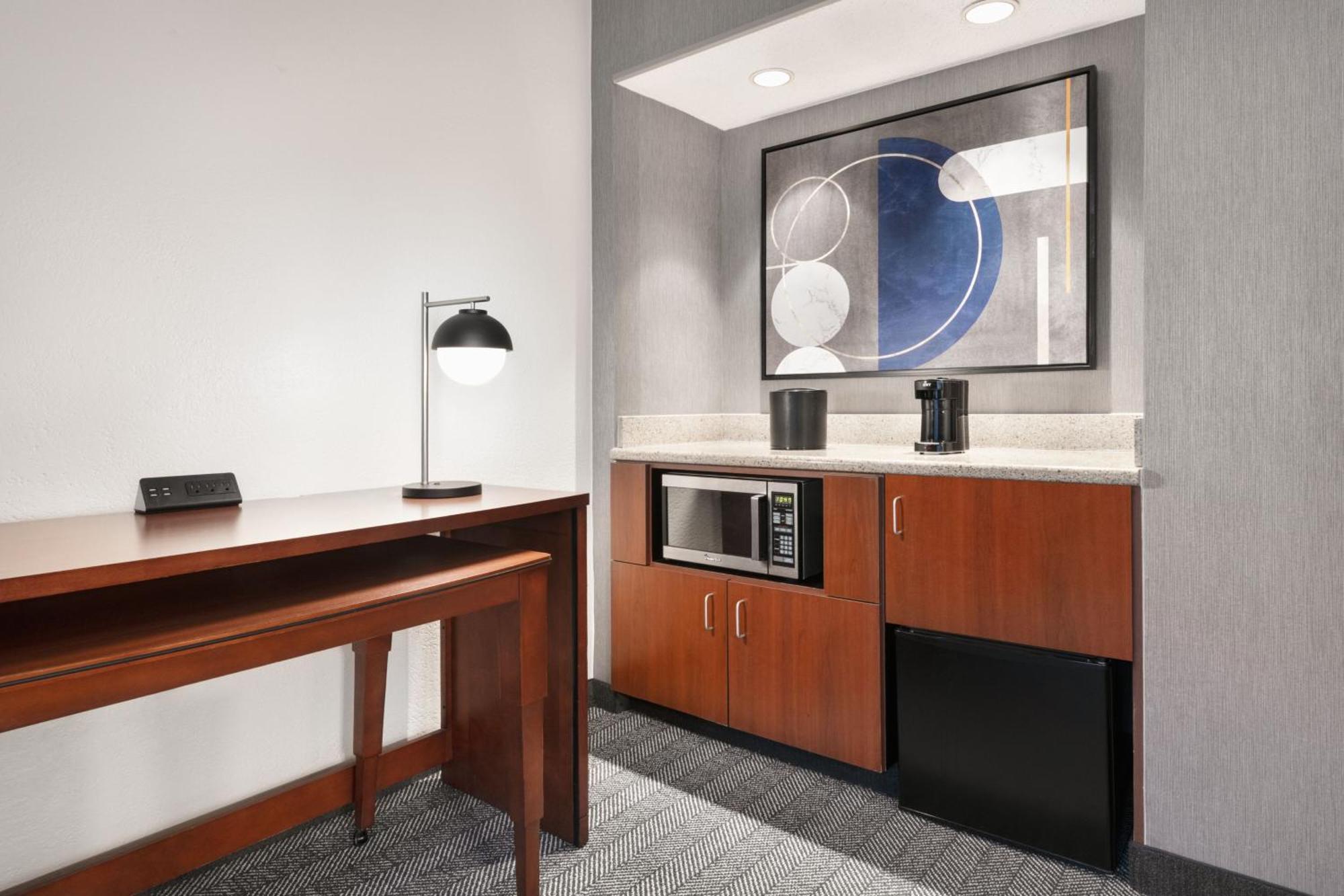 Отель Courtyard By Marriott Memphis Airport Экстерьер фото